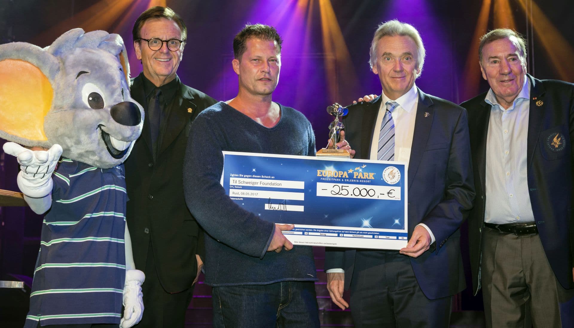 25.000 Euro für die Til Schweiger Foundation beim Europa-Park 'Eagles Charity Golfcup'